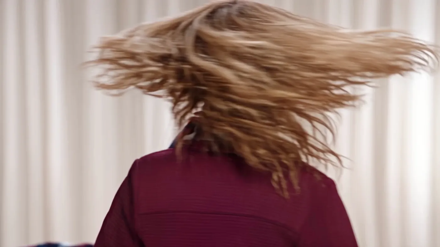 Plan de dos - cheveux et maille en mouvement sur le podium