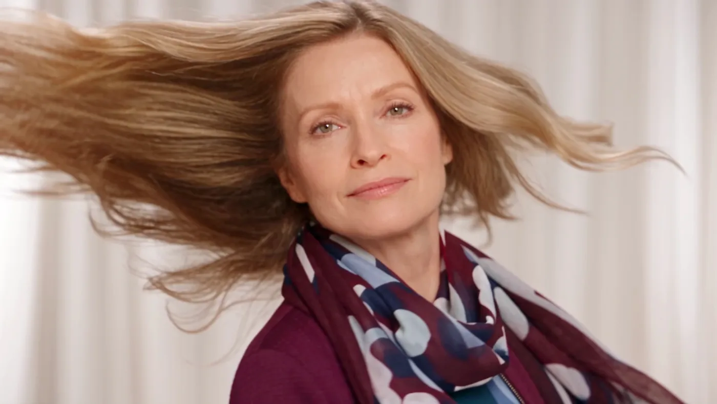 Cheveux en mouvement - constance du personnage sur un plan dynamique