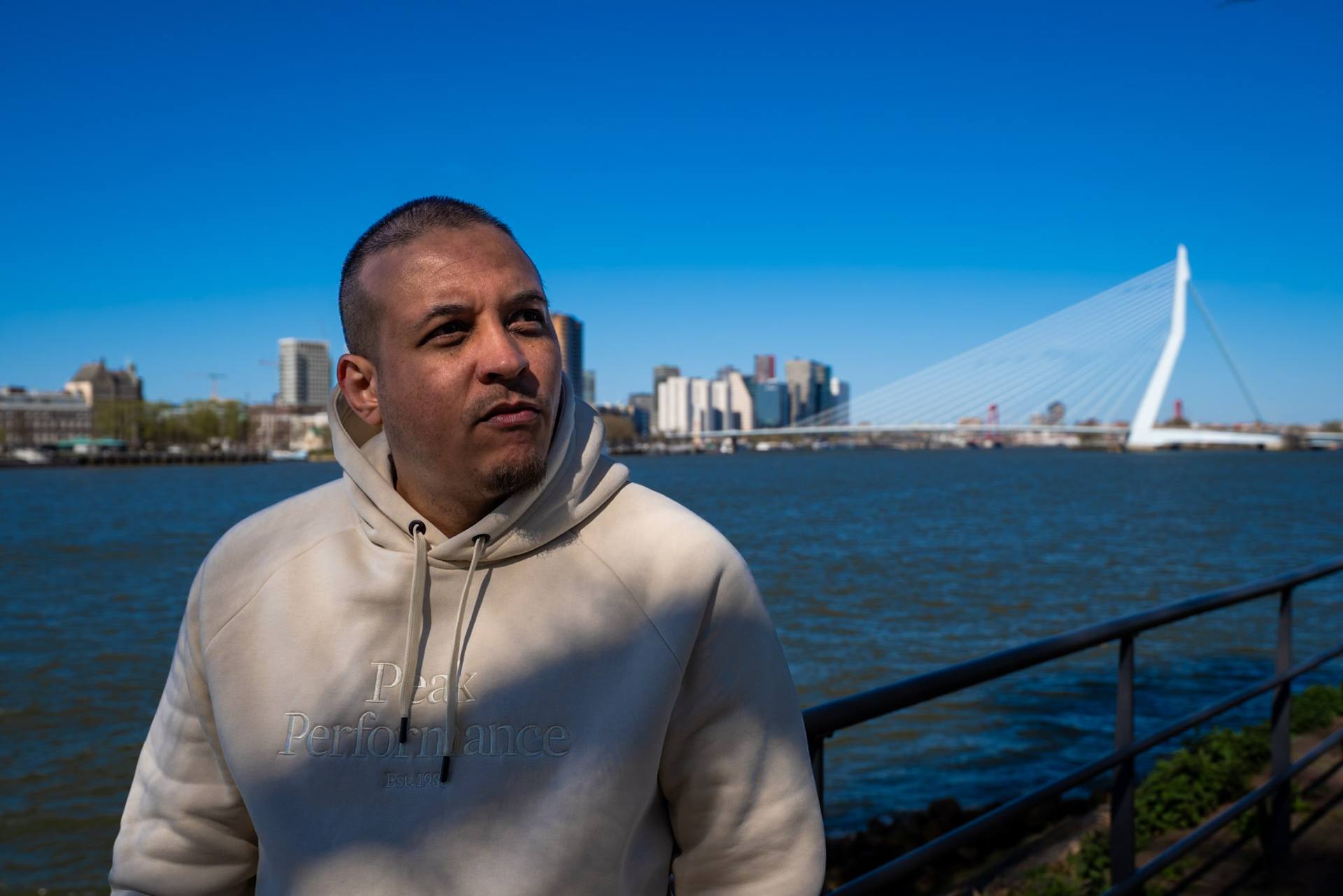 Portrait avec les gratte-ciels de Rotterdam