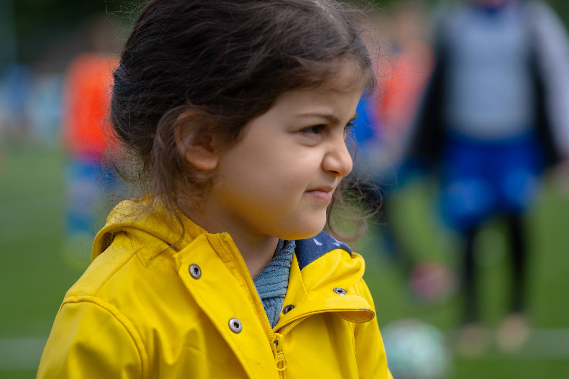 Enfant en ciré jaune